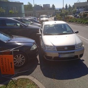 Neřízené auto se rozjelo lochotínskou nemocnicí