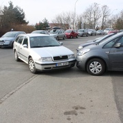 Ve Skvrňanech se samovolně rozjelo auto a nabouralo do jiného zaparkovaného vozu