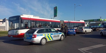 Střet s autobusem i sražená seniorka