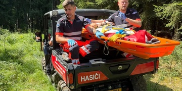 Žena zraněná po pádu z koně zůstala ležet v lese