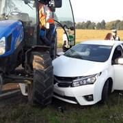 Střet auta s traktorem