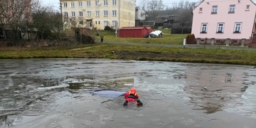 Řidička se nevěnovala řízení a s vozidlem skončila v rybníku