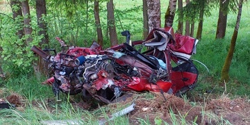 Mladý řidič neměl šanci náraz do stromu přežít