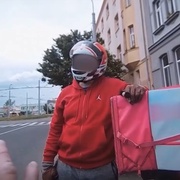 Rozvozce jídla si prý neuvědomil, kolik má na tachometru