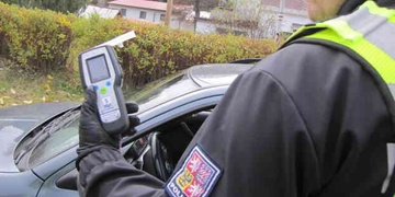 Těžce opilý státní zástupce přímo na parkovišti soudu naboural dvě auta a poté z místa nehody ujel