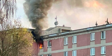 Rozsáhlý požár bytu, byl vyhlášen druhý stupeň požárního poplachu