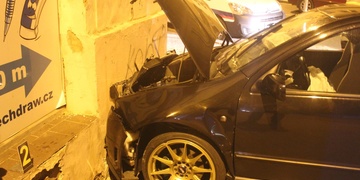 Ujížděli policii a skončili ve zdi domu