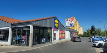 Zloděj skleněnou lahví napadl a zranil zaměstnance obchodu