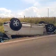 Žena cestující s malým dítětem se i s vozem převrátila