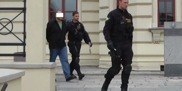 Cizinec onanoval před mladistvými dívkami