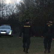 Život oběšenému zachránili kolemjdoucí a policisté