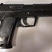 Přiopilý mladík se po náměstí procházel s pistolí v ruce