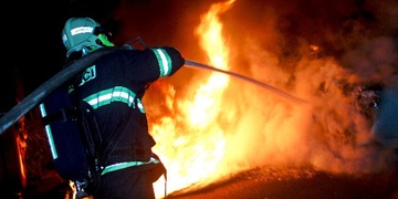 Zaparkované vozidlo zřejmě někdo zapálil úmyslně
