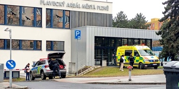 Žena na bazénu místo vody plavala v rumu