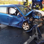 Vážná nehoda - auto po nárazu do stromu začalo hořet