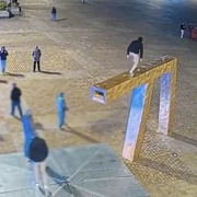 Mladí turisté si z kašny udělali prolézačku