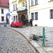 Těžce opilý řidič vletěl v Pražské s vozem na chodník