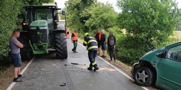 Střet traktoru s osobním vozem