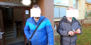 Dvojici porušující zákaz podomního prodeje přistihli strážníci