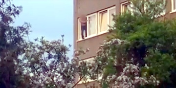 Muž chtěl vyskočit z pátého patra bytového domu