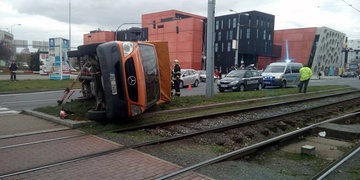 Dodávka se převrátila v kolejišti tramvaje