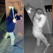 Šílenec se sekerou se na Lochotíně dobýval na spící obyvatele domu