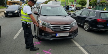 Chlapec vběhl přímo před přijíždějící auto