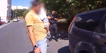 Kvůli záchraně dítěte museli strážníci rozbít okno vozu