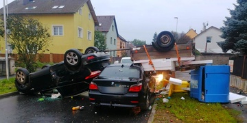 Auta, vozík, popelnice a kontejnery vytvořily jednu velkou hromadu