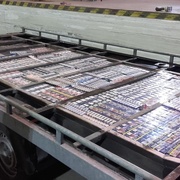 Rumunský pašerák si udělal podlahu z cigaret za čtvrt milionu