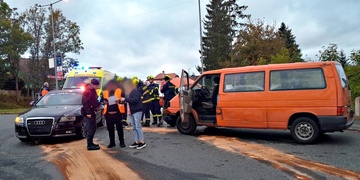Střet osobního vozu s dodávkou