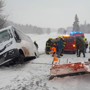 Autobus vezoucí třicet dětí havaroval