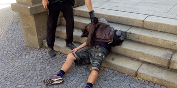 Namol opilý muž s třemi a půl promile se pekl na schodech divadla