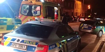 Dvojice opilých mužů napadla a zbila seniora