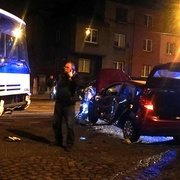 Autobus na Slovanech zničil osobní vůz