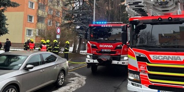 Ženy nadýchané zplodinami hoření skončily v nemocnici a hasiči stihli zachránit i psa