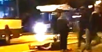 Parta nezletilců zbila na Americké třídě dva muže