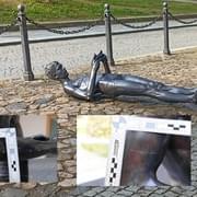 Neznámý pachatel porazil sochu "IT věk", škoda je 400 tisíc