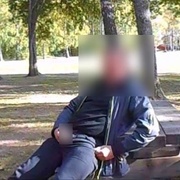 Onanoval u obchoďáku, na zastávce i za chůze po ulici