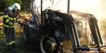 Požár zcela zničil traktor