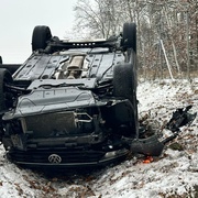 Řidička smetla policejní hlídku zasahující u dopravní nehody, jeden policista nehodu nepřežil