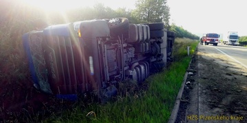 Cizinec se s kamionem převrátil na dálnici