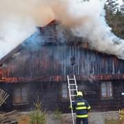 Hasiči bojují s požárem dřevostavby v sousedství Klostermannovy chalupy