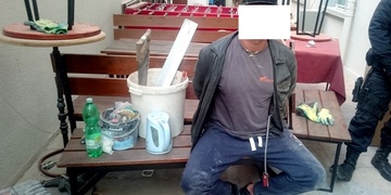 Opilec nejprve rozbíjel okna v centru Plzně a pak zkusil napadnout strážníka