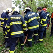 Cizince z jímky museli vytáhnout hasiči