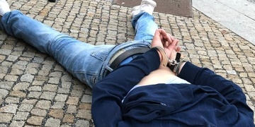 Narkoman vyhrožoval kolemjdoucím pistolí