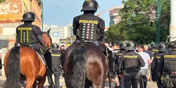Fotbalové utkání v Doosan Areně a policejní manévry v ulicích