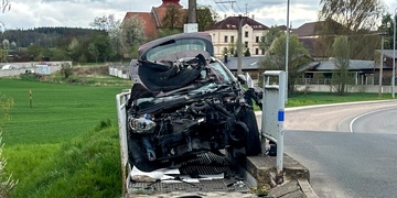 Vůz skončil zapasovaný mezi zábradlím