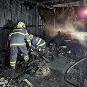 Oheň se rozšířil i na obytný dům