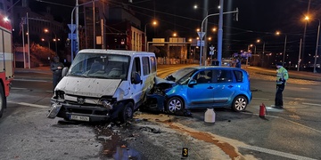 Požár auta po nehodě zlikvidovali policisté